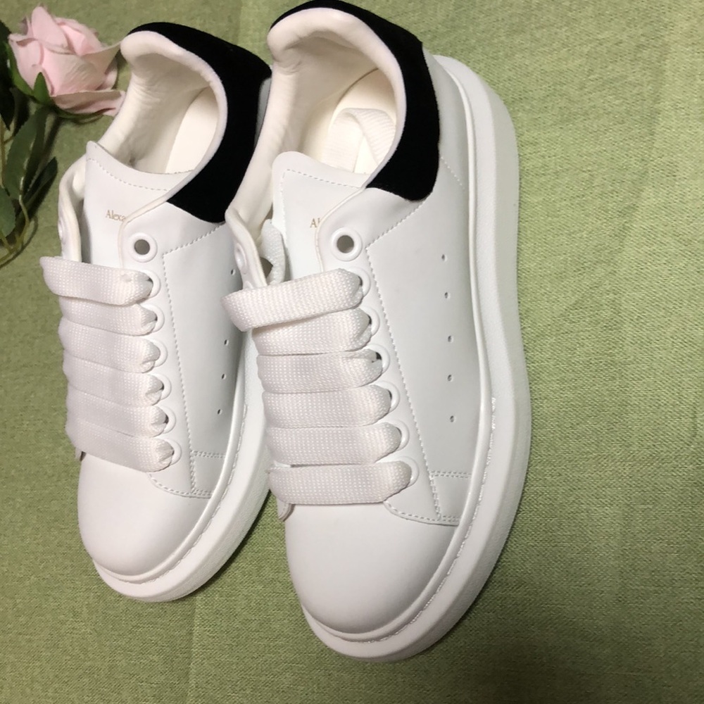Men’s Alexander McQueen Black Tail white size 10